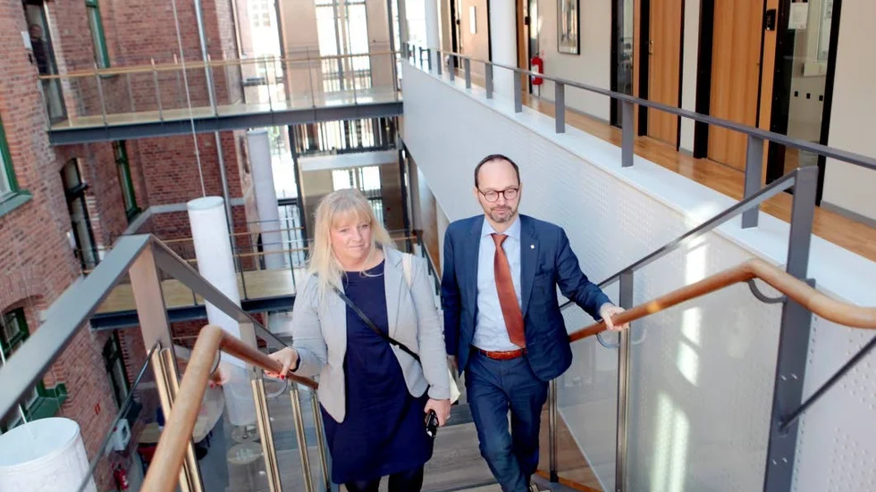 Debattör. Regionstyrelsens ordförande Meit Fohlin (S) vr en av debattörerna i torsdagens Valbar. Här ses hon med infrastrukturminister Tomas Eneroth (S).