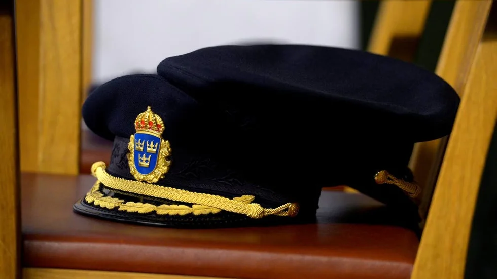 Polismössor. Utan poliser i.