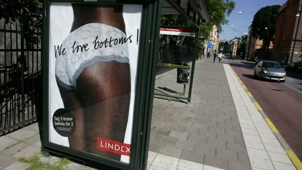 Dålig reklam. Sexistisk reklam borde förbjudas då den ’bidrar’ med retuscherade bilder av hur kroppar INTE ser ut och förmedlar en bild som ytterst sällan är med verkligheten överensstämmande.