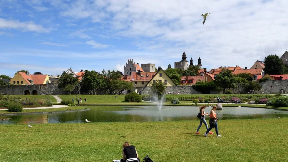 Under Almedalsveckan ser själva parken ofta ut så här, så det finns stora möjligheter för partierna att göra betydligt mer än de gör i dag under sin dedikerade Almedalsdag.