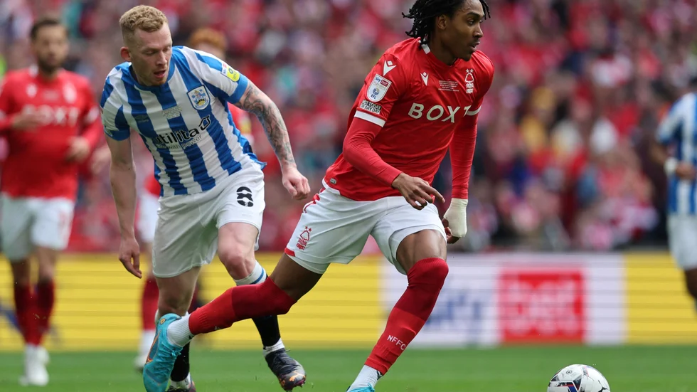 Djed Spence, höger, och hans Nottingham vann kvalfinalen mot Huddersfield och är därmed tillbaka i Premier League.