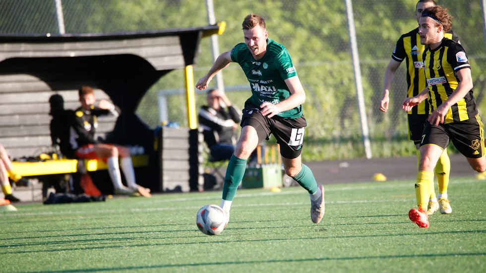 Linus Zetterström i ESK på språng mot ett annat Uppsalalag, Vaksala. Nu åker laget till Stenhagens IP på lördagseftermiddagen.