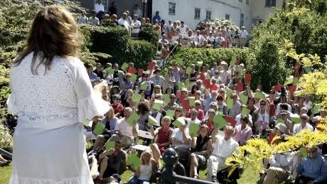 Intresset för klimatavtalet var stort. Här låter debattledaren Annika Dopping publiken rösta ja eller nej.
