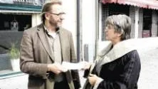 CHECKEN. Roxys ordförande Göran Björnberg fick i går ta emot en check på 90 000 kronor av Inger Harlevi, pengar som hon under många år förvaltat för den avsomnade föreningen S:t Nikolaus.foto: bengt valentinsson
