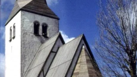 Anga kyrka och bygd. Den första i en serie presentationer om öns alla 91 medeltida kyrkor som församlingar och pastorat nu satsar på.Foto: Rolf Jönsson
