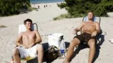 Tommy  Törnqvist (höger) som tillsammans med Martin Knutsson njuter av semestern på Tofta strand.