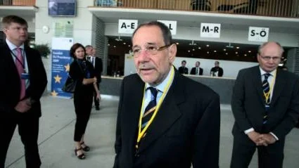 Välbevakad. Javier Solana kom i ett privat flygplan med flera egna livvakter. Han lämnade Visby redan vid 10.30-tiden, efter att ha svarat på GTs frågor.