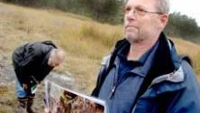 BESIKTNING. Stellan Hedgren, länstyrelsen, berättade om våtmarkerna som ligger vid platsen som Nordkalk vill bryta upp. I bakgrunden Bo-Göran Johansson, Gotlands botaniska förening.
