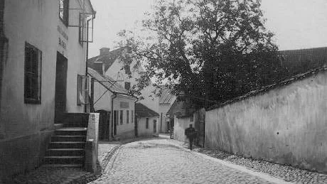 Hästgatan 1890. Första huset till vänster, Hästgatan 12, huserade ett bageri. Nedanför, på Tempohusets mark, låg kopparslagare C.A. Hallonbergs fastigheter.