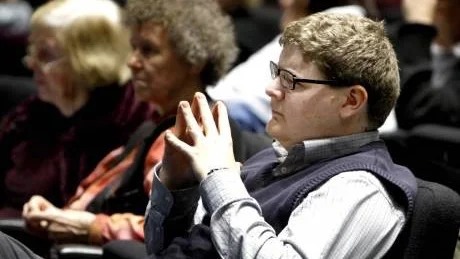 Daniel Bergvall (mp) gjorde debut i talarstolen och stred för barnen i Kokkolokkoskogen.
