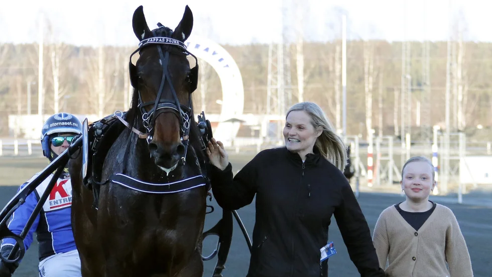Familjen trav i segerdefilering med hästen Horatio. Jaakko Alamäki, Ann Wennberg och Alva Alamäki. Horatio startar i lunchspelets första lopp på Bodentravet, torsdag.