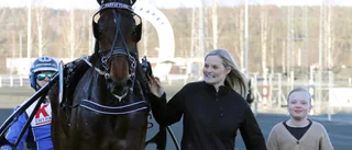 Familjen trav laddar för lunch och ponnytävlingar: "Skolan kommer i första hand. Hon vill bli veterinär"