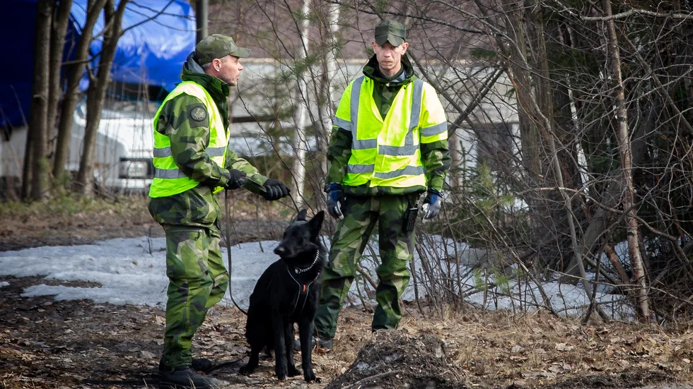 Hemvärnet är på plats och hjälper till i sökandet av kvinnan.