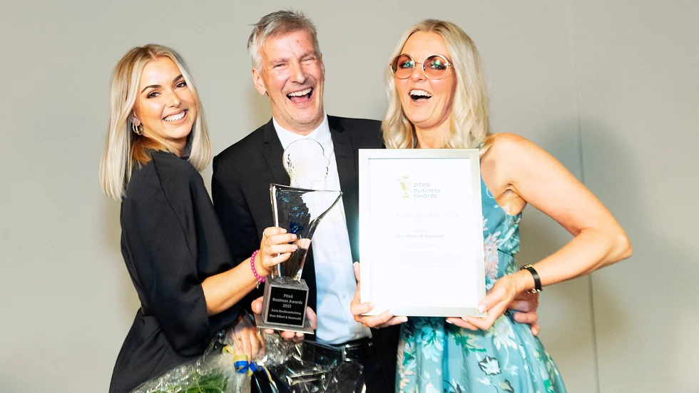 Beatrice, Anders och Maureen Lindbäck från Beas rökeri och hamnkafé tog emot priset som Årets besöksanledning under Piteå business awards.