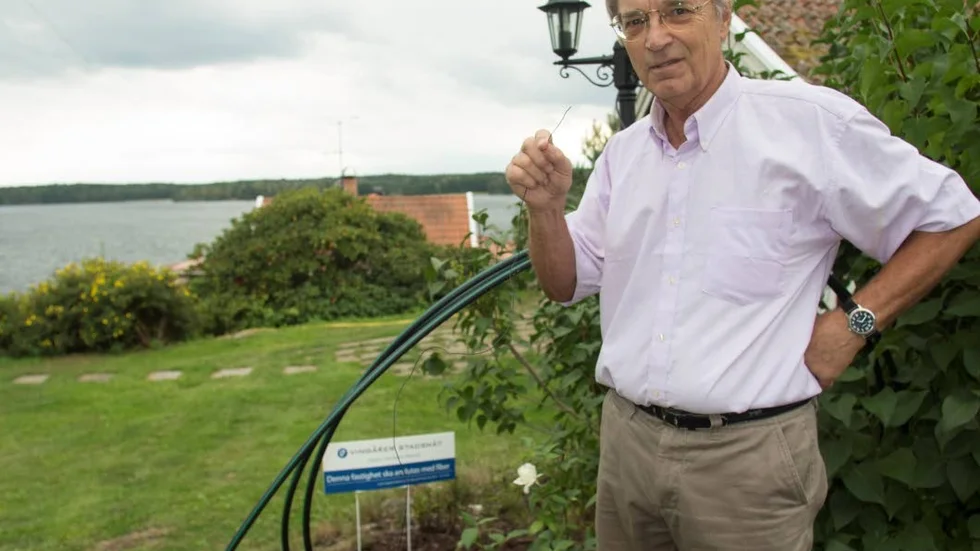 Claes Göran Kasche tror att epatraktorförare förstört asfalten.