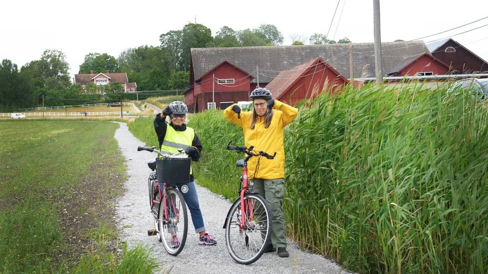 Norrtunaborna Britt Eriksson och Isabel Ramírez är besvikna på den nya cykelbanan. "Vi hade så höga förhoppningar, men det här är ju bara en tummetott om man jämför med förväntningarna", säger Britt Eriksson.