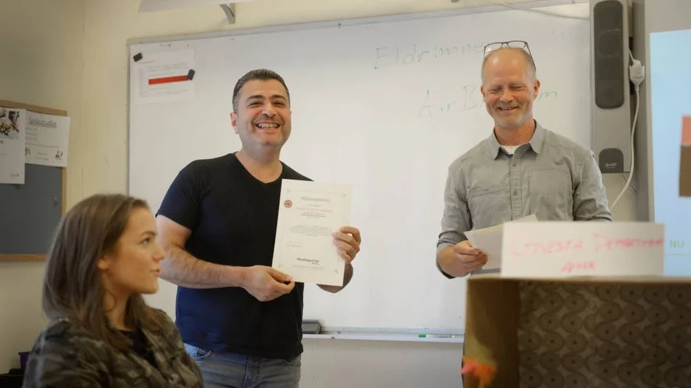 Det var en glad och stolt Mohammed Zuhir  som tog emot sitt diplom från kursledaren Hans Hallengren.