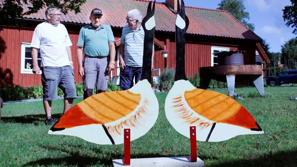 Lars, Kalle och Torbjörn gläds åt finfina inkomster till hembygdsföreningen, och åt att gården och gåstillverkningen gästades av herr och fru Löfven nyligen.