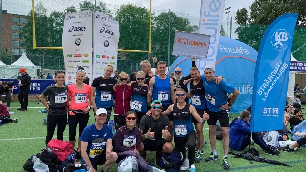Kenneth Bäckström syns längst ner till vänster. Bredvid honom sitter Maria Bergman, Tony Lilja och Erik Froste. I bakre raden ses Kristina Holmlund, Sofie Svärd, Jenny Andersson, Camilla Bloss, Sofia Eriksson, Magnus Zeisig, Rikard Svärd, Mathias Waldebring och P-O Lidholm. Samtliga representerar Strängnäs löparklubb.