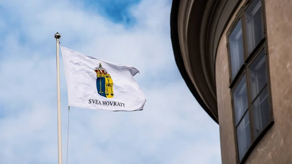 Svea hovrätts emblem klär flaggan.