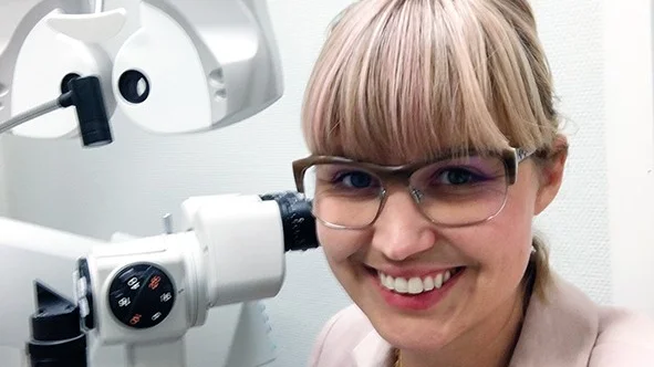 ÖGONSTATUS. – Man märker inte själv av några symptom på ögonsjukdom förrän det är stora skador på synen, säger Lena Leijon optiker. Men upptäcks de i tid kan synförsämringar bromsas.