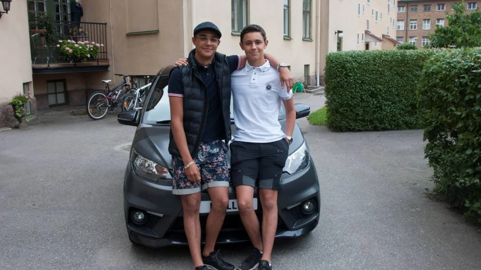 Erik, till vänster, och Kalle, till höger, tar mopedbilen till familjens fjällstuga.