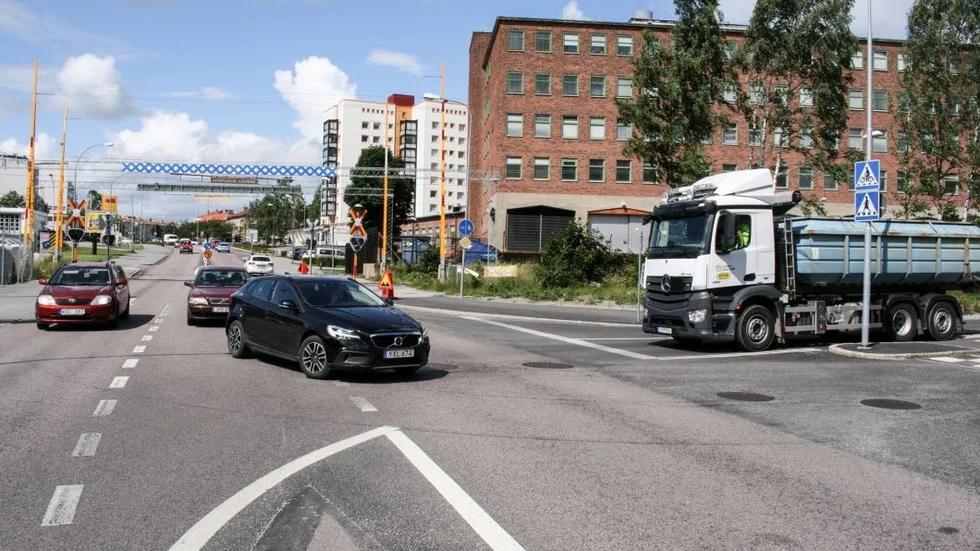 Moderaterna vill låta bygga en cirkulationsplats åtta meter över rälsen vid Stålforskorsningen.