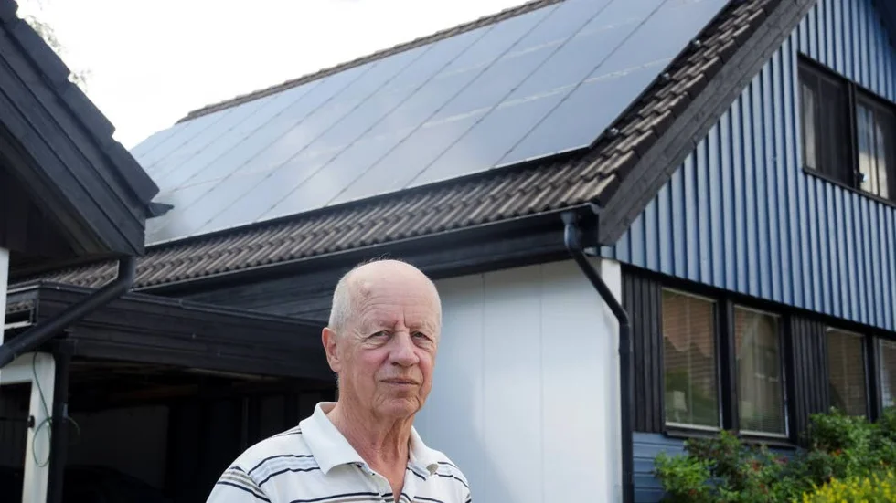 Ulf Siwer framför sina solpaneler.