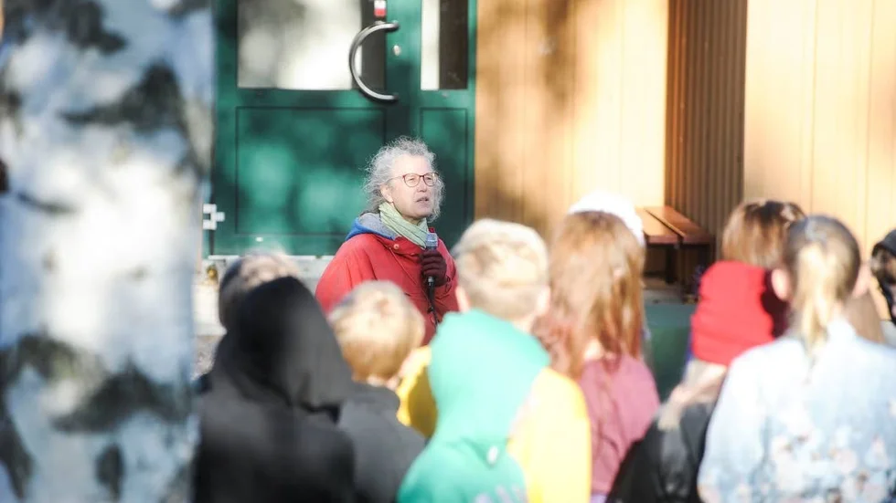 Helena Morrison, skolans adminstratör höll tal under firandet.