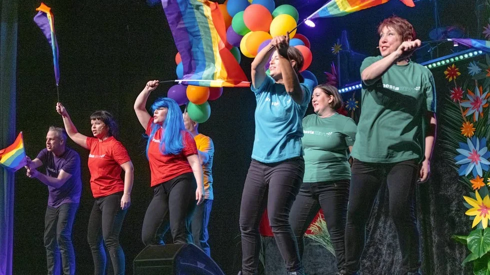 Insändarskribenten menar att hbtq-rörelsen borde fokusera mer på de hbtq-personer som riskerar att straffas. På bilden Gnestarevyn i ett nummer som handlade om Prideparaden i Gnesta.