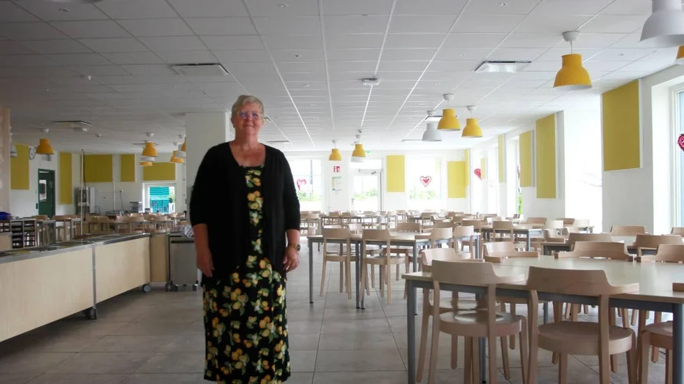 Monika Holm, måltidschef på barn- utbildnings- och kulturförvaltningen, visar upp restaurang Matgrottan.