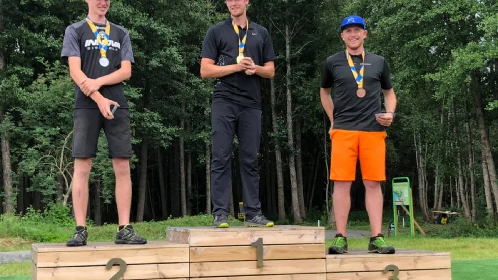 Robin Villman (t.h) slutade på bronsplats under helgens SM-tävling i discgolf.