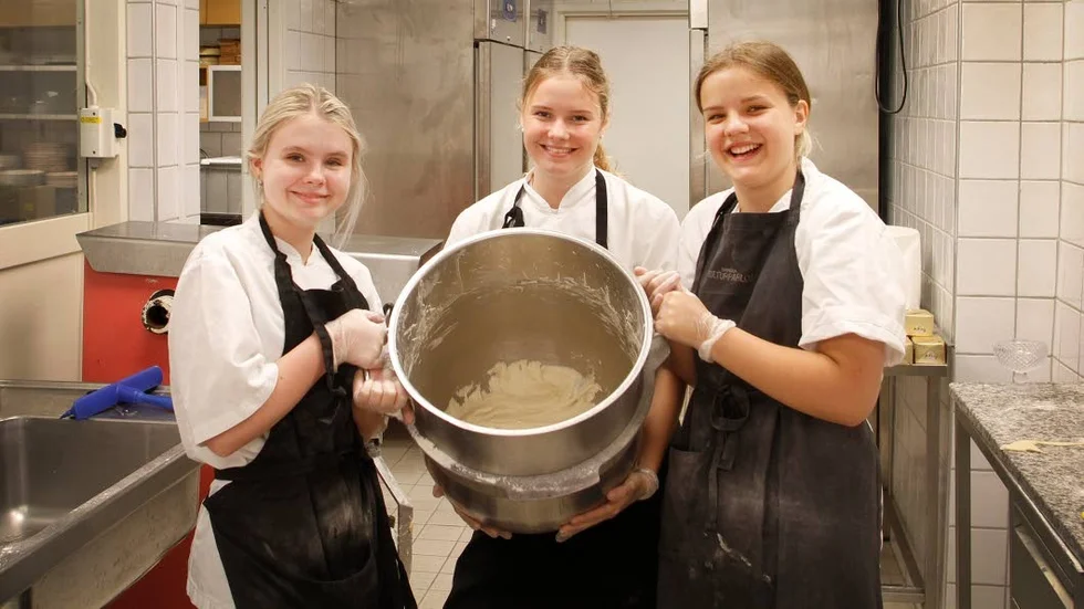 Emilia Hammild flankeras av kompisarna Saga Alfredsson och Tilde Widaeus. Vinnarna av Kockduellens riksfinal utgör ett ungdomligt inslag i årets foodtruckfestival.