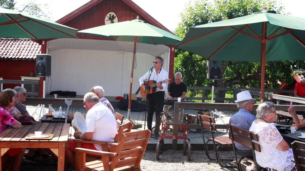 Eddie Oliva underhöll den varma, men glada, samlingen seniorer som hade samlats vid hembygdsgården i Malmköping för den traditionsenliga picknicken.