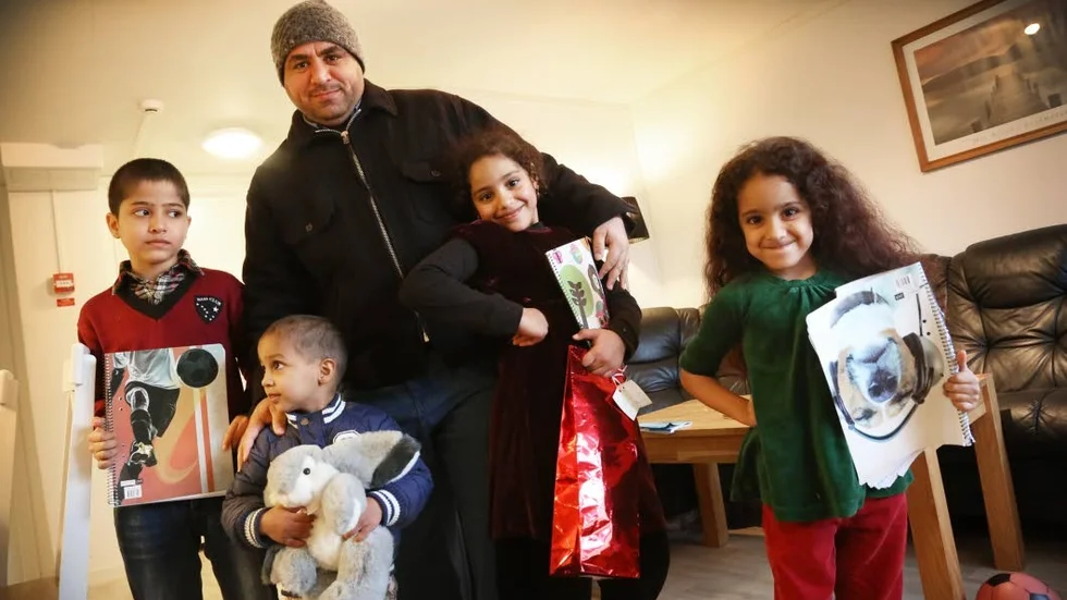 Julklappar. Mazen, Saad, Maram och Hadil visar stolta upp sina julklappar tillsammans med pappa Abdullah Al-Azmi.