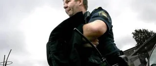 Kvinnoklädd man gäckar polisen