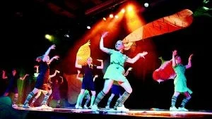Städpatrullen. Här dansar dansesterna  i årskurs 1  som städpatrull i koreografi av läraren Helena Södergren.Foto: HENRIK RADHE