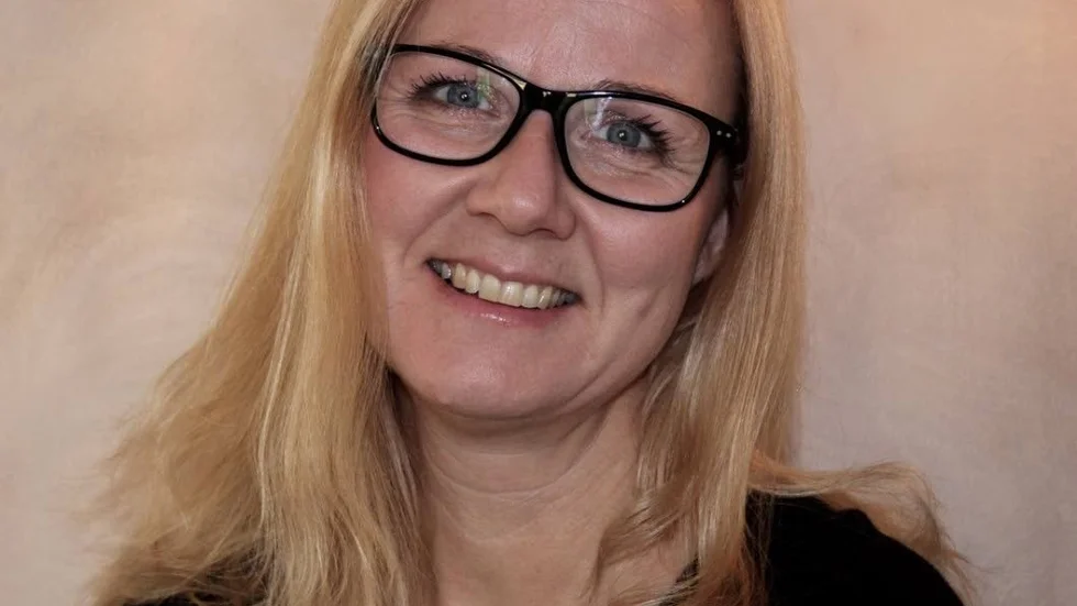 Likheter. Precis som bokens huvudperson är Ingela Netz lärare och mycket förtjust i Sandön.