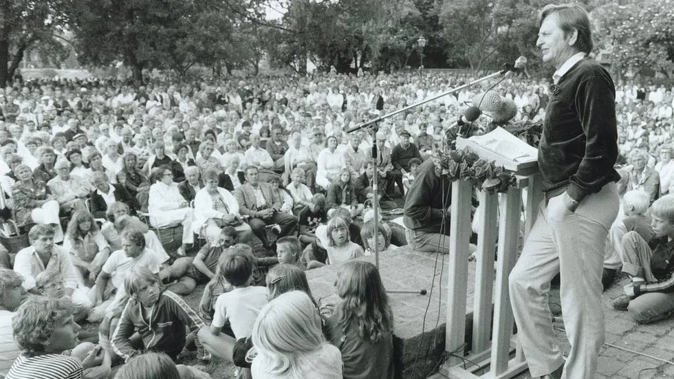 1982. Ett stort år för Almedalsveckan, då samtliga partiledare för riksdagspartierna samlades i Visby. Olof Palme drog storpublik.