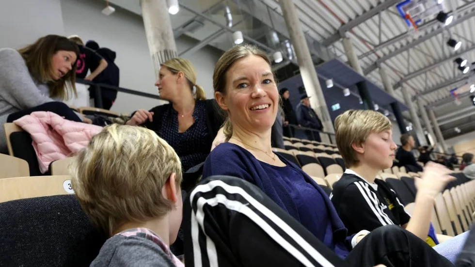 Behövs. Lovisa Herlitz med Axel och Emil välkomnar höjningen, skor och vinterkläder kostar.