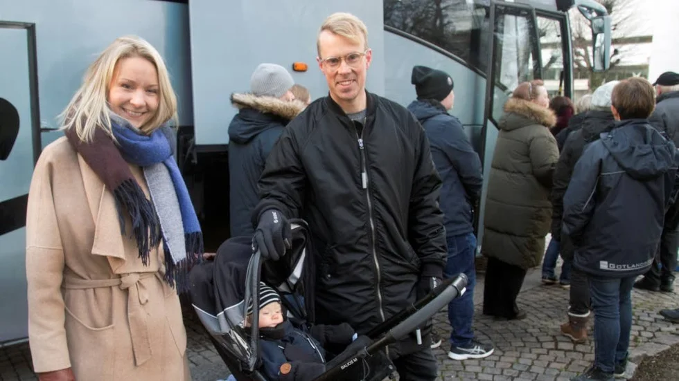 Familjen Doms drömmer om att flytta till Gotland.  Annica , David och lilla Edith åkte med på bussutflykten.