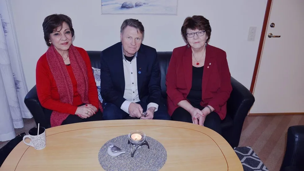 Samlade. Hala Husni Fariz, ambassadör på Palestinas ambassad i Stockholm, kommunalrådet Inge Andersson och kommunfullmäktiges ordförande Eivy Blomdahl. " Det känns roligt att vara här och delta i ljuscermonin", säger Hala Husni Fariz.