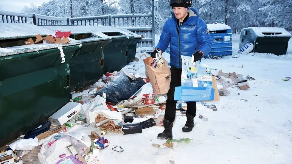 Sopor överallt. Erik Nilsson, traktorförare på uppdrag av Luleå miljöresurs fick under torsdagsförmiddagen städa upp på återvinningsstationen vid Trollebergsvägen på Bergnäset.