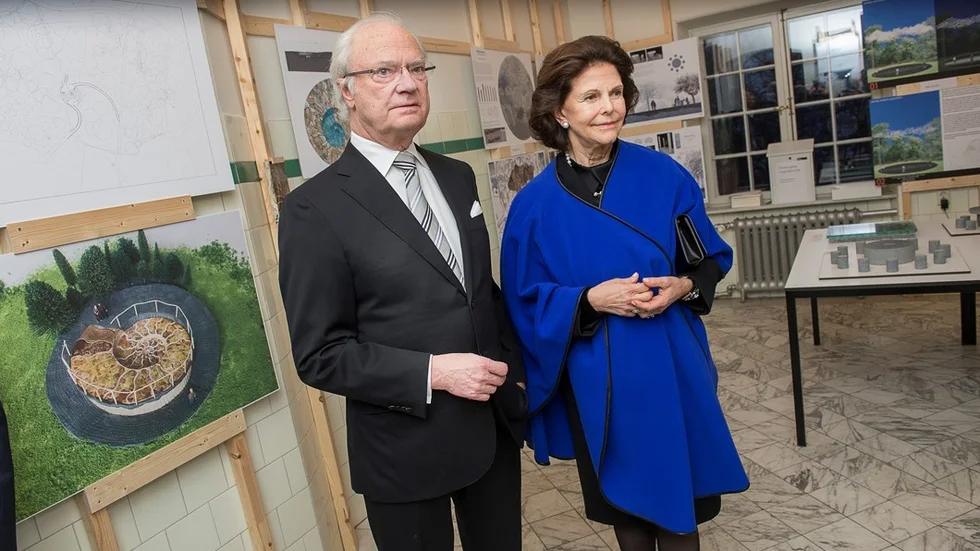 STOCKHOLM 20170120
Kung Carl Gustaf och drottning Silvia tittade på de fem tävlingsbidrag som har tagits fram till en minnesplats för att hedra offren i flodvågskatastrofen i Thailand  2004. Förslagen ställs ut på Thielska galleriet i Stockholm.
Foto Jonas Ekströmer / TT / kod 10030