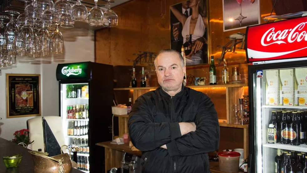 Rättslig prövning. Sadudin Morino kräver att Folkets hus betalar ett skadestånd på 500 000 kronor till honom.