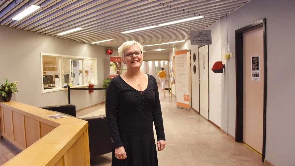 Tappar närheten. Även om äldreboendet Erikslunden förlorar närheten till sin hälsocentral så har primärvården ansvar för läkartillgänglighet och läkarmedverkan på särskilda boenden. "Alla hälsocentraler har läkare som rondar på boendena. De får inte mindre tillgång till läkare, men det blir en körsträcka dit", säger Erna Holmgren, verksamhetschef.