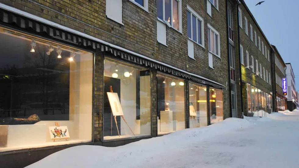 Nya lokaler. Kiruna konstigille hoppas kunna inviga de nya lokalerna på Föreningsgatan i februari, men redan nu har de börjat fylla skyltfönstren med konst.