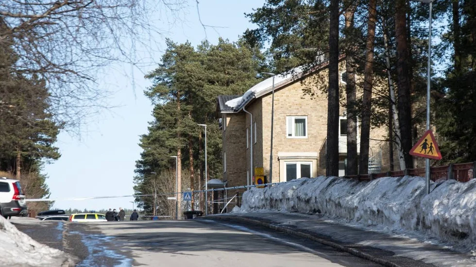 På en parkering bakom det gula tegelhuset gjorde polisen en brottsplatsundersökning.