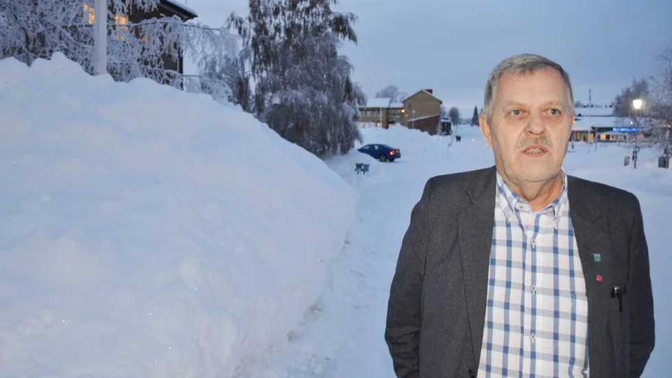 Kommunalrådet. Jan Larsson (S) ger sig inte och föreslår en andra lista igen.