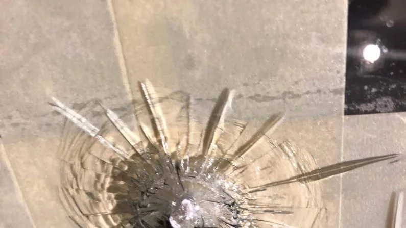 Skott. Personer från SD upptäckte i måndags att något skjutit på partilokalen på Örnäset i Luleå.